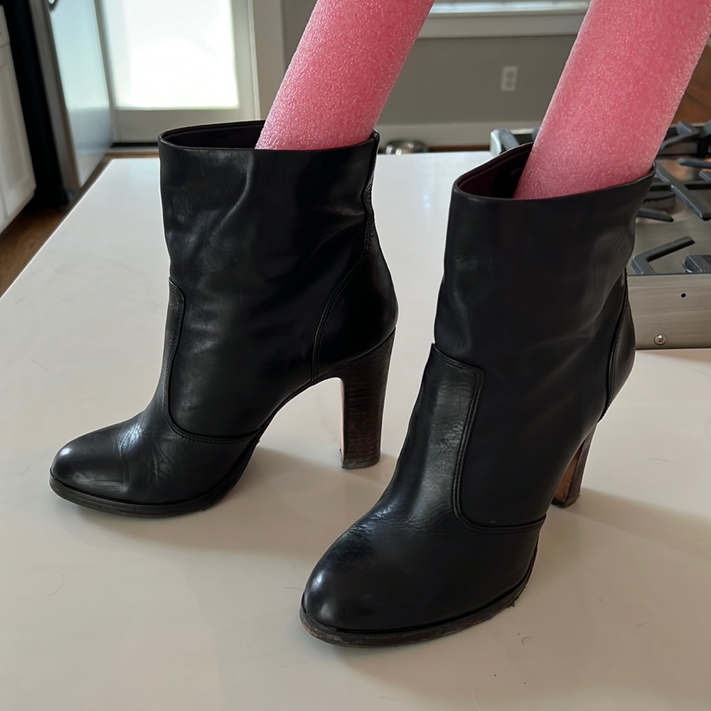 Elie Tahiti Black Leather Size 7 Bootie